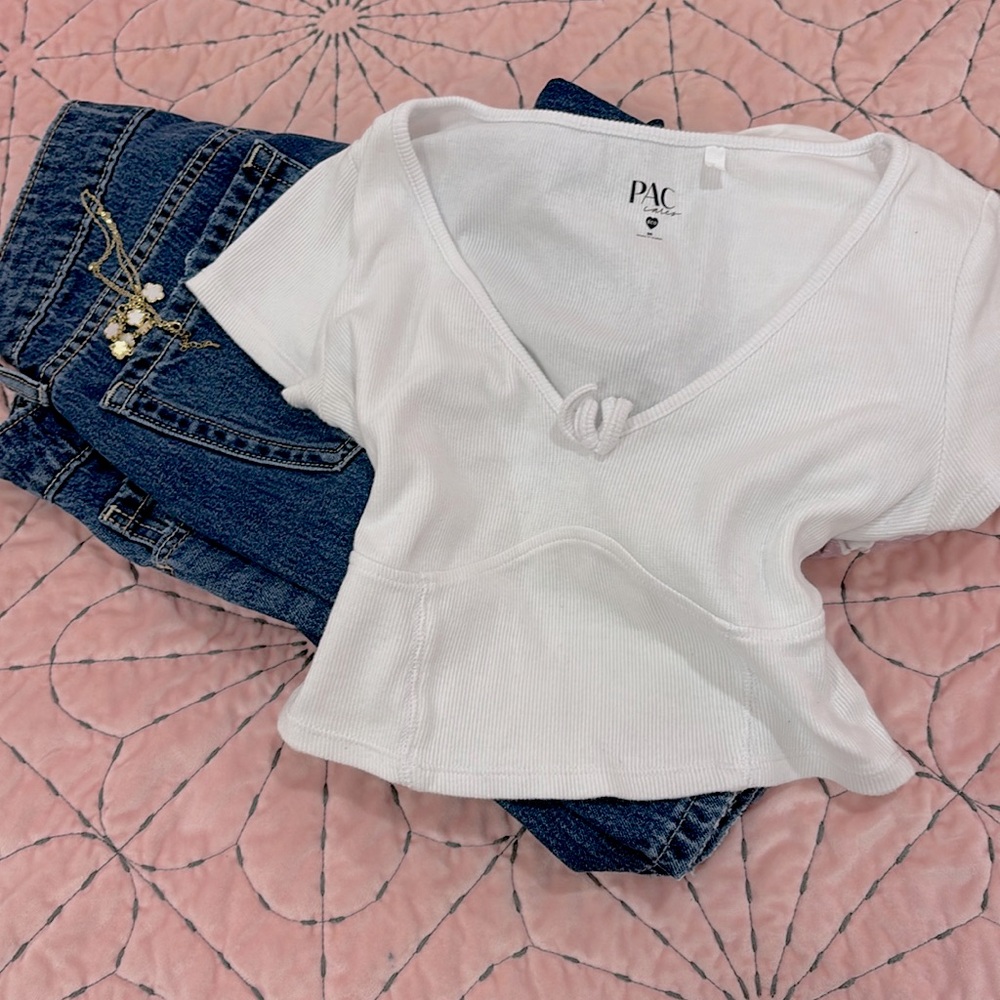 White top w/ Bow Pacsun